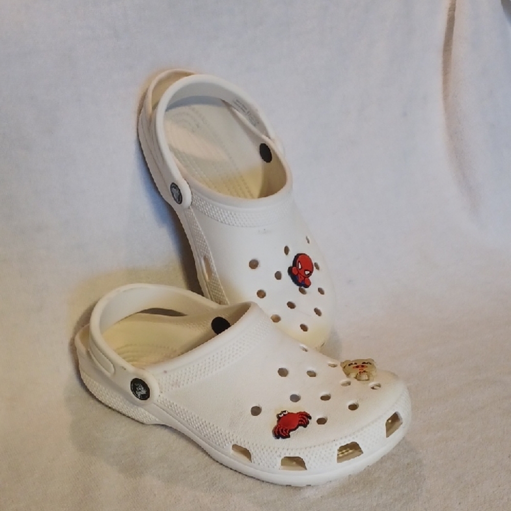 CROCS  White Water Shoes with Fun Charms Women's Suze 6 Men's Size 4
